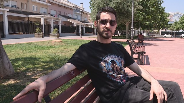 Un joven aspira a ser reina de las fiestas patronales de Moncada (Valencia)