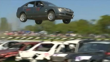 شاهد: متسابقون يحطمون سيارتهم وأخرين يتعرضون للإصابة في بطولة القفز لعام 2018