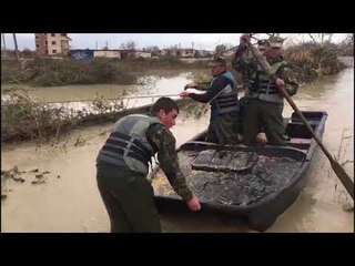 Ora News – Vlora e Fieri nën pushtetin e Vjosës, në disa fshatra lëvizet vetëm me barka