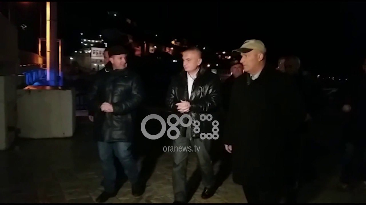 Ora News – Presidenti Meta viziton zonat e përmbytura në Berat
