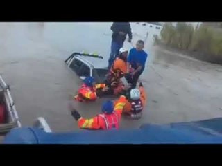 Ora News - Katër persona mbesin në mes të ujit mbi makinë