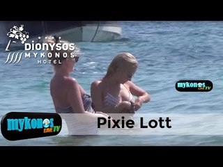 Η Pixie Lott με το αγόρι της αγκαλιάζονται στη θάλασσα