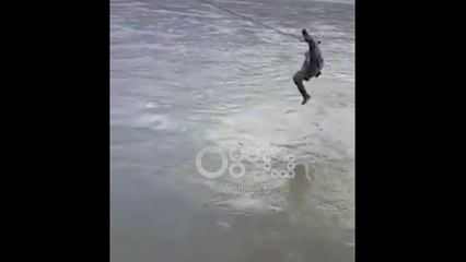 Ora News - Elektriçisti i OSHEE akrobaci mbi litar për të riparuar rrjetin elektrik