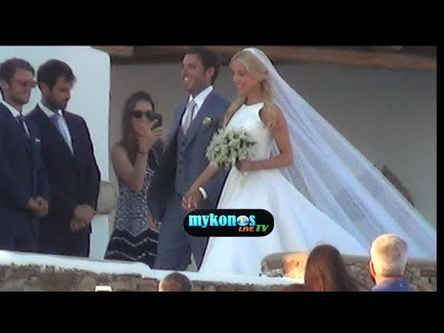 Ονειρικός γάμος για Νομικού και Θεοδωρίδη με φόντο το άσπρο και γαλάζιο της  Μυκόνου! - video Dailymotion