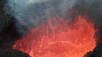 2 minutes d'éruption du Piton de la Fournaise, filmée par un drone