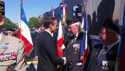"Soyez très ferme avec tous ces gauchos" : l'échange étonnant entre Emmanuel Macron et un vétéran