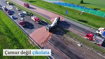 Otoban tonlarca çikolatayla kaplandı