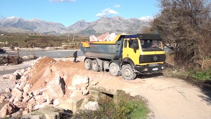 Ora News - Përmbytjet në Delvinë, nis riparimi i dëmeve në infrastrukturë