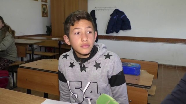 Kthimi i vështirë, hapen klasat por nxënësit i pengon balta - Top Channel Albania - News - Lajme