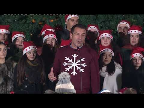 Ora News - Ndizen dritat e pemës së festave të fundvitit në sheshin “Skënderbej”