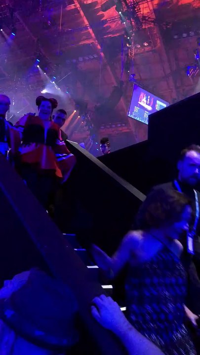 Cantora de Israel cai à saída do palco da Eurovisão