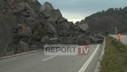 Report TV - Rrëshket masivi shkëmbor, bllokohet aksi Elbasan-Tiranë