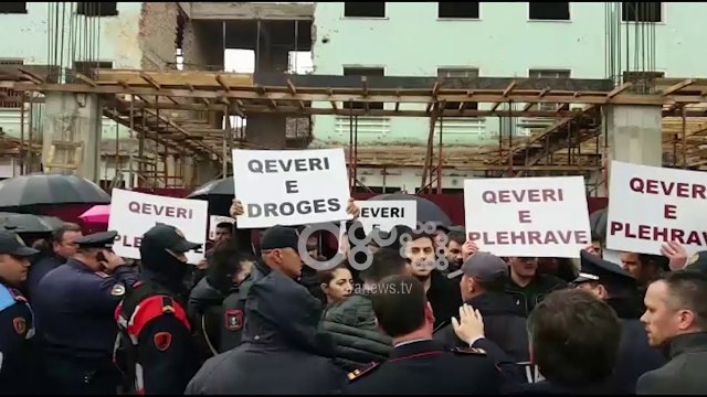 Ora News - “Qeveri e krimit”, protesta para kinemasë në Shkodër ku ndodhet Rama