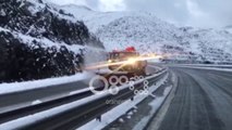 Ora News - Kukës, 6 borëpastruese pastrojnë Rrugën e Kombit, në Valbonë trashësia e borës 20 cm