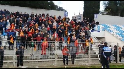 Tifozët e Partizanit konfrontohen me policinë para sfidës me Teutën