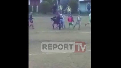 Report TV - Ekskluzive/ Lojtarët "masakrojnë" arbitrin në Përmet