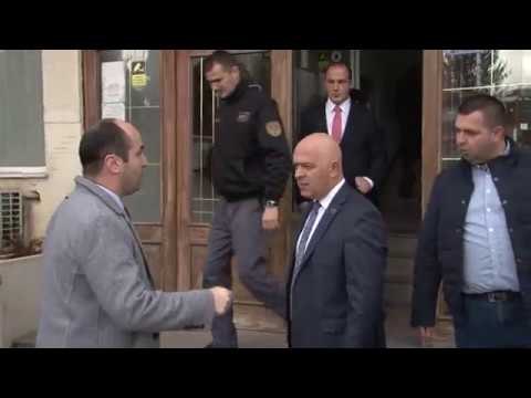 Ardian Gjini merr mandatin e kryetarit të komunës së Gjakovës, ia dorëzon Armend Vokshi - Lajme