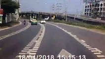 Increíble avistamiento en autopista Tailandia Nave cae sobre carretera