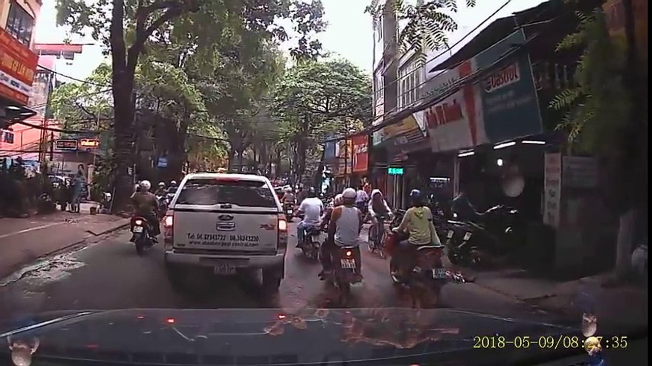 Tài xế xe bán tải bị anh Tây tát vào mặt, đấm vỡ kính vì đi vào đường một chiều