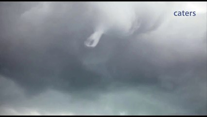 Il filme la "main de Dieu" dans le ciel.... Nuage incroyable