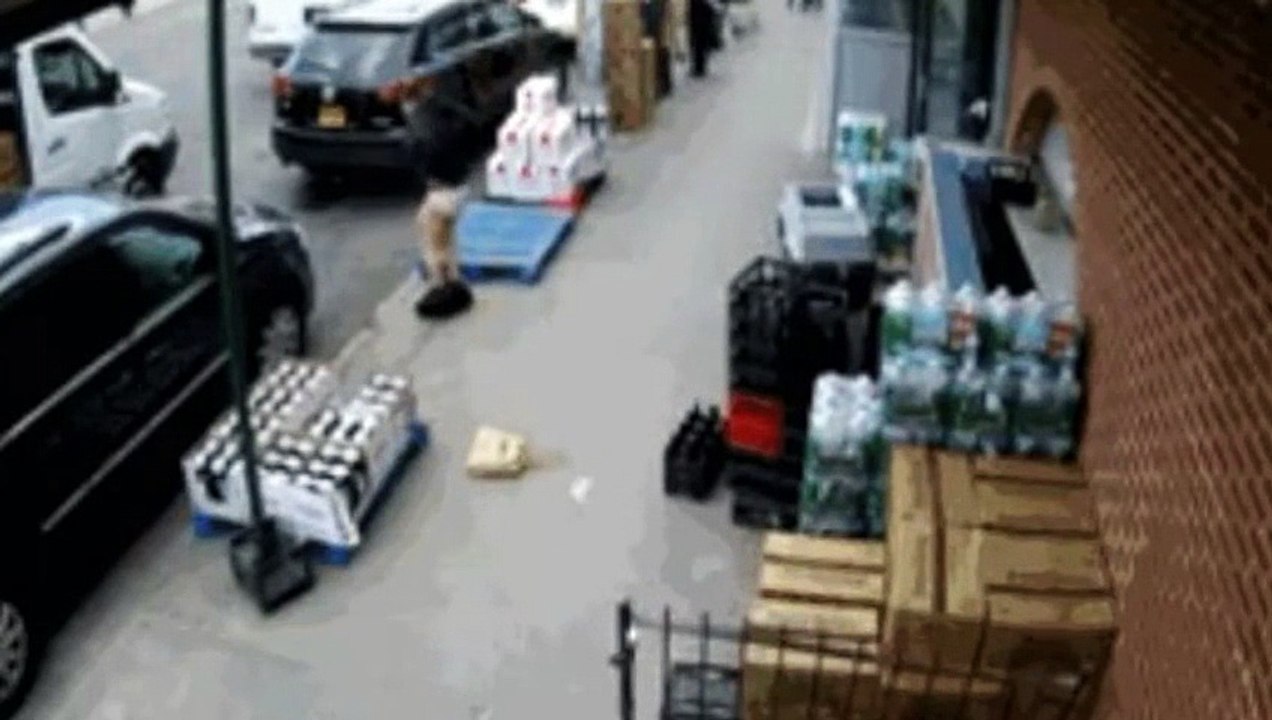 Il se lache en pleine rue... Aucune pitié, aucune honte