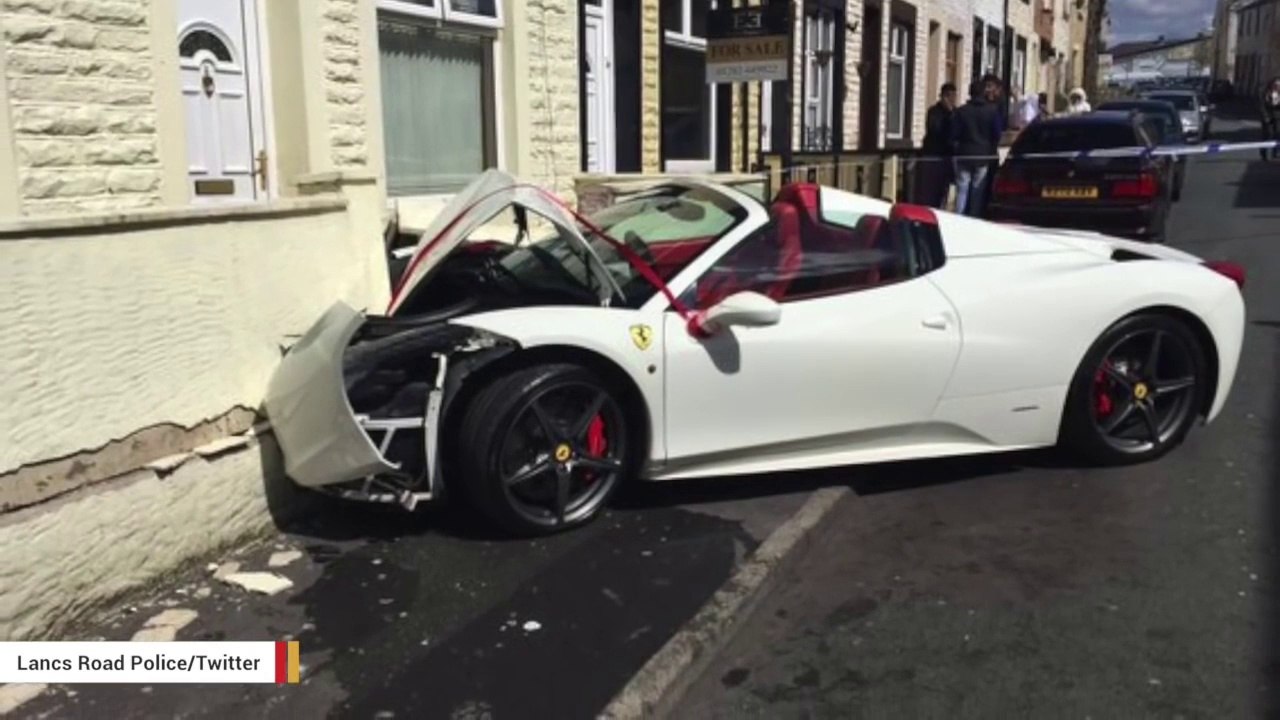 Ces jeunes mariés louent une Ferrari pour leur mariage et la détruisent contre un mur... Dur dur