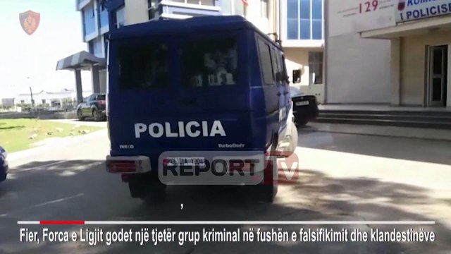 Report TV - Fier- Tiranë, goditet banda me 16 anëtarë, falsifikonin viza për 12 mijë paund