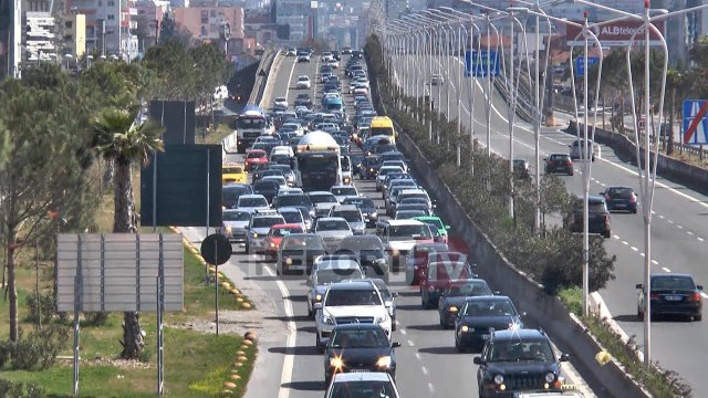 Report TV - Rëndohet trafiku në autostradën Tiranë-Durrës