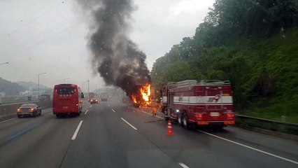 경부고속도로 달리던 트레일러 화재 / YTN