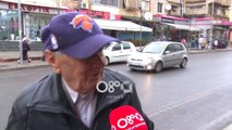 Ora News - Pensionistët tërheqin shpërblimin e fundvitit: Shumë pak, me zor e përballojmë!