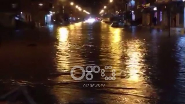 Ora News- Përmbytjet zhvendosen në jug, probleme në disa rrugë të Vlorës
