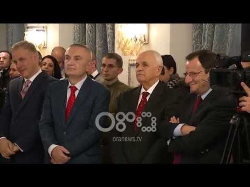 Ora News- Meta dhe Lu shtrengojne duart në promovimin e librit "Në opinionin tim" të Valbona Zenelit