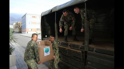 Ora News - Familjet e ushtarakëve ndihma për të përmbyturit