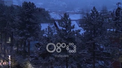 Ora News - Qyteti i Peshkopisë zgjohet i mbuluar nga dëbora