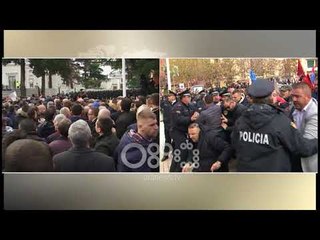 Protesta e 18 dhjetorit/ Tymuese drejt parlamentit, duan të çajnë kordonin e policisë
