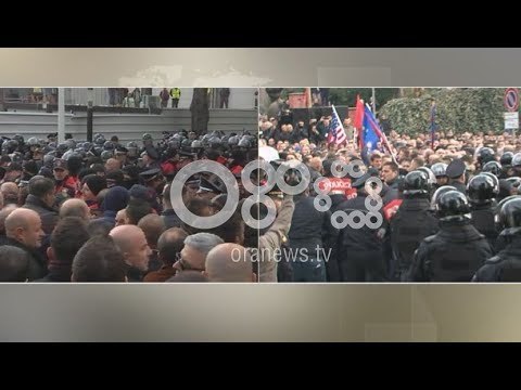 LIVE: Përplasje fizike para parlamentit brenda dhe jashtë tij