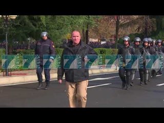 PERPLASJE TE FORTA ME POLICINE JASHTE SALLES SE PARLAMENTIT - News, Lajme - Kanali 9