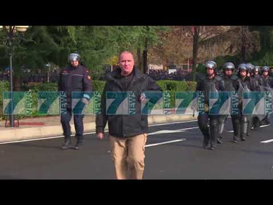 PERPLASJE TE FORTA ME POLICINE JASHTE SALLES SE PARLAMENTIT - News, Lajme - Kanali 9
