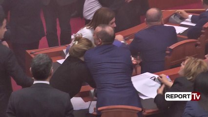 Report TV - Momenti kur Monika Kryemadhi shtyn Ulsi Manjën se lë te votojë
