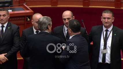 Ora News-Mes tymit në Kuvend betohet Kryeprokurorja e përkohshme, Ruçin e mbrojnë me çadër