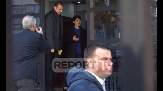 Arta Marku në ditën e saj të parë të punës si kryeprokurore, Llalla i dorëzon detyrën