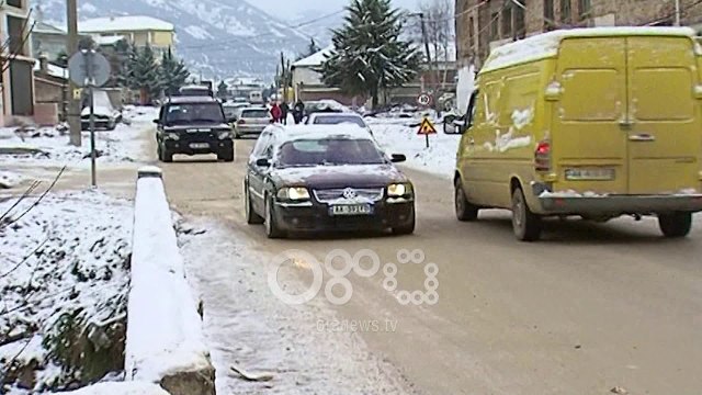 Ora News - Kujdes ngrijnë rrugët! Reshjet e borës vështirësojnë qarkullimin në disa akse