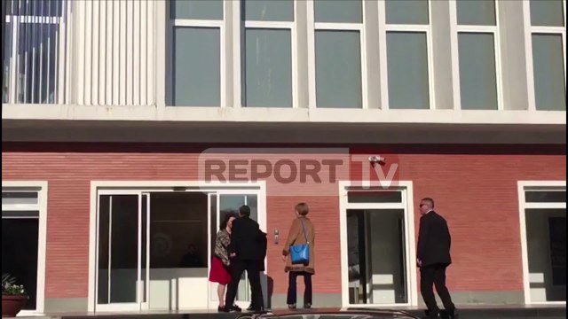 Report TV - Dy ditë pas protestës së opozitës , ambasadori Lu takim me Bashën në selinë e PD