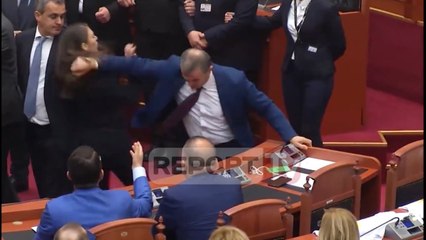 Momenti kur deputeti i PS Çela godet deputeten e LSI keidi Mehmetaj
