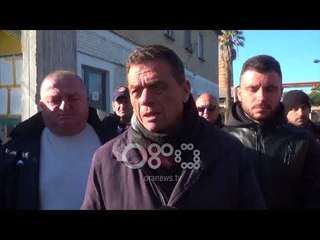 Ora News- Fier, 200 naftëtarë protestojnë në hyrje të uzinës për pagat