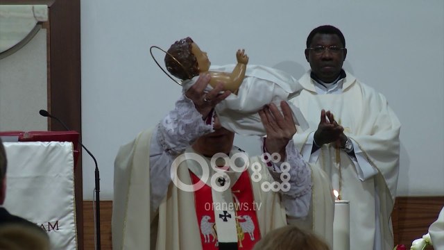 Ora News - Gëzuar Krishtlindjen! Besimtarët festojnë lindjen e Krishtit