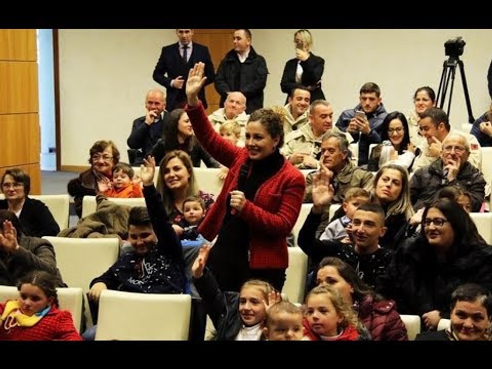 Ora News - Xhaçka feston me fëmijët e ushtarakëve në mision: Krenarë për prindërit tuaj