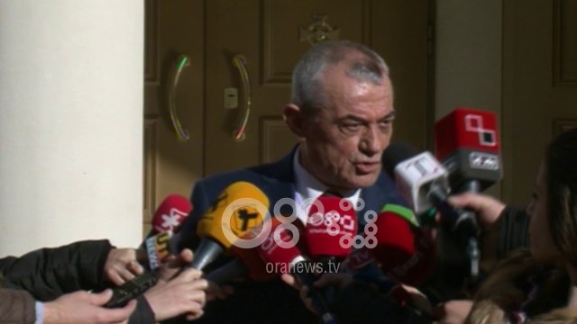 Ora News - Gramoz Ruçi uron Janullatos, ka edhe një mesazh për të gjithë politikanët