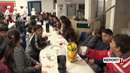 Report TV - Kisha katolike ofron ushqim për njerëzit në nevojë
