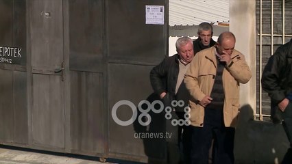 Ora News - Pendohet djali vrasës, kërkon leje të shkojë në varrimin e të atit